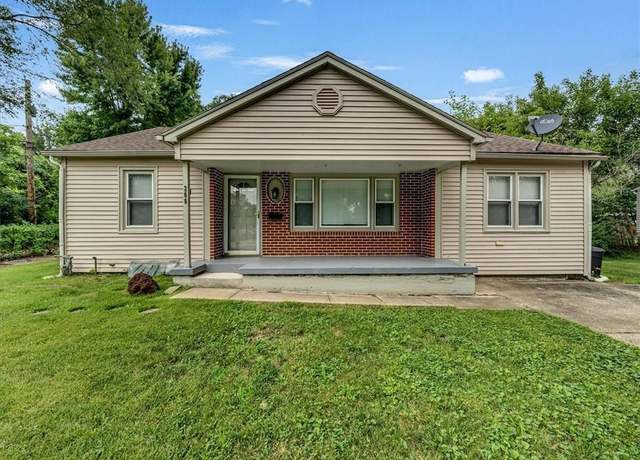 Property at 200 NE Beacon Ave, Lee's Summit, MO 64063, 4 beds, 3 baths