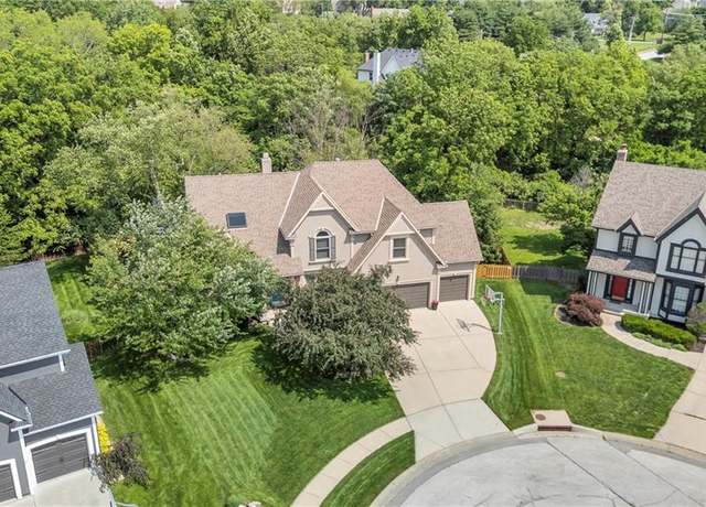 Property at 7208 Oakview St, Shawnee, KS 66216, 4 beds, 4.5 baths