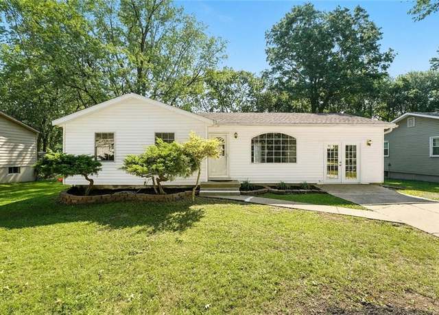 Property at 109 SE Brentwood Dr, Lee's Summit, MO 64063, 3 beds, 2 baths