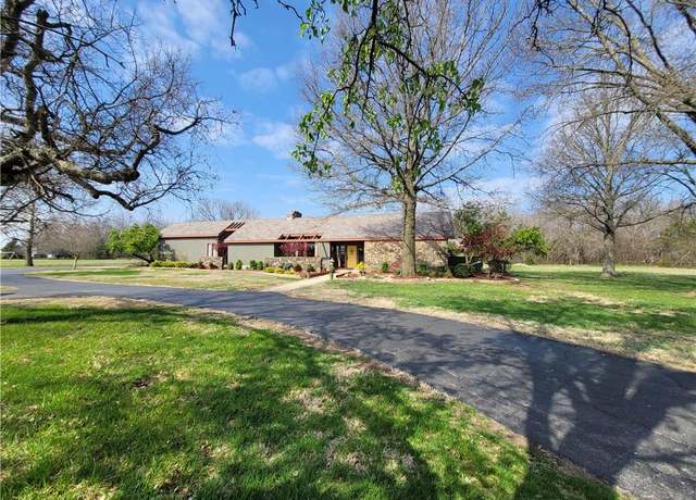 Property at 2806 Horton St, Fort Scott, KS 66701, 3 beds, 2.5 baths