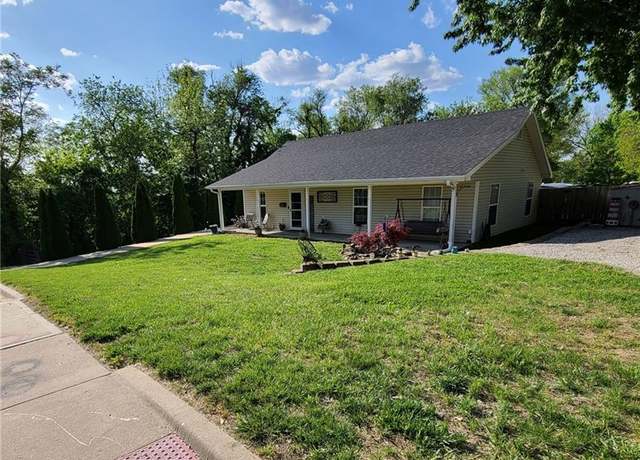 Property at 1525 Duncan St, St Joseph, MO 64503, 3 beds, 2 baths