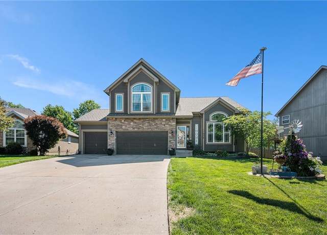 Property at 11028 N Tullis Ct, Kansas City, MO 64157, 4 beds, 3 baths