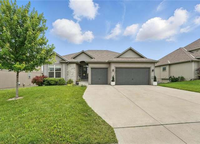 Property at 10553 N Randolph Ave, Kansas City, MO 64157, 4 beds, 3 baths