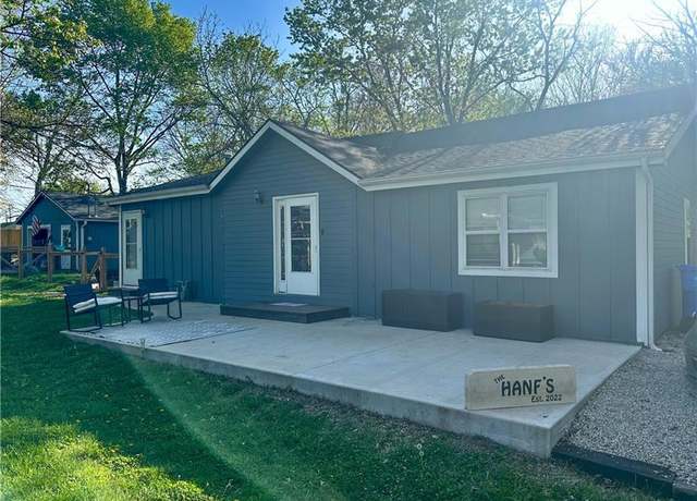 Property at 218 W 2nd St, Tonganoxie, KS 66086, 2 beds, 1 bath
