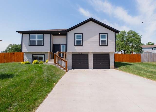 Property at 12712 Applewood Dr, Grandview, MO 64030, 4 beds, 3 baths