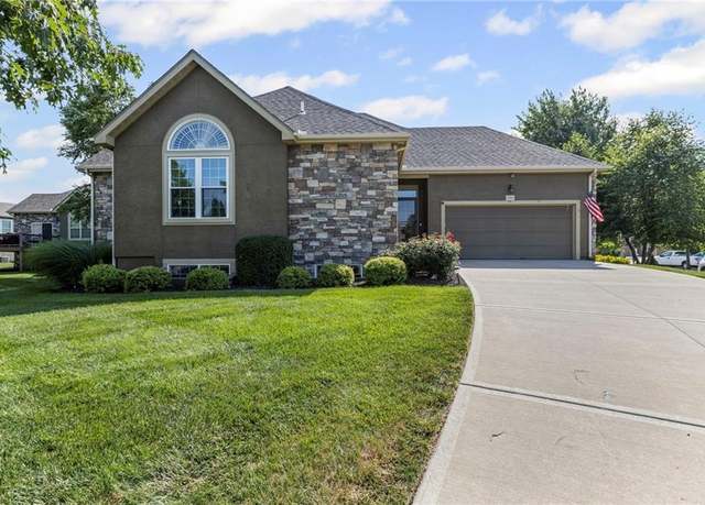Property at 16904 S Bradley Dr, Olathe, KS 66062, 3 beds, 2.5 baths