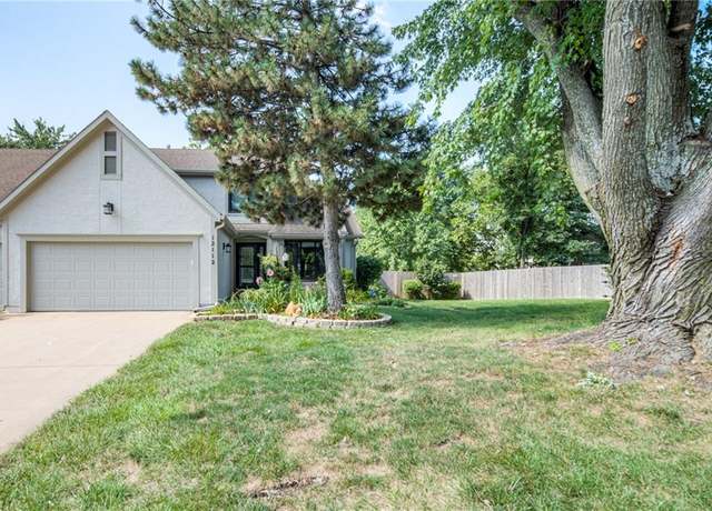 Property at 12112 England St, Overland Park, KS 66213, 3 beds, 2.5 baths