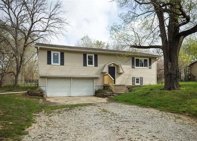 Property at 147 SE 150 Rd, Warrensburg, MO 64093, 3 beds, 2 baths