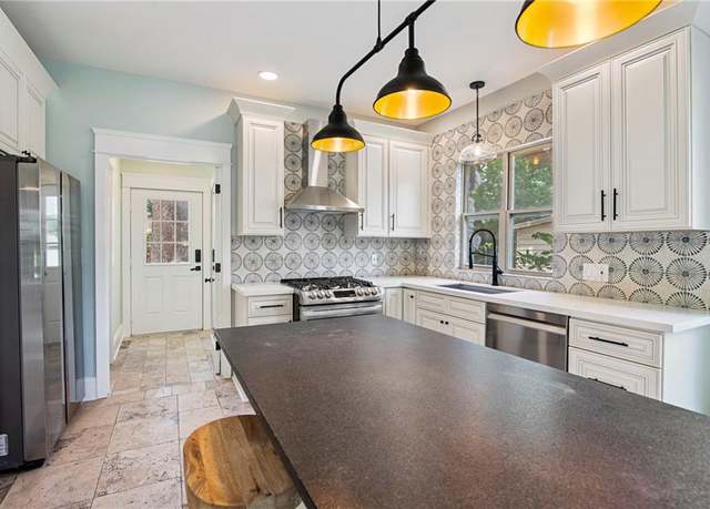 Property at 338 N Van Brunt Blvd, Kansas City, MO 64123, 5 beds, 4.5 baths