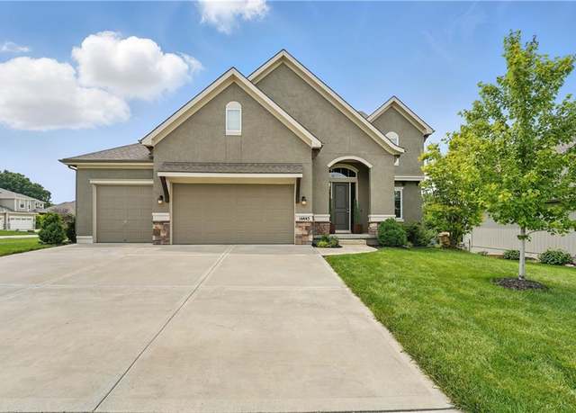 Property at 14445 Thousand Oaks Pl, Parkville, MO 64152, 5 beds, 4 baths