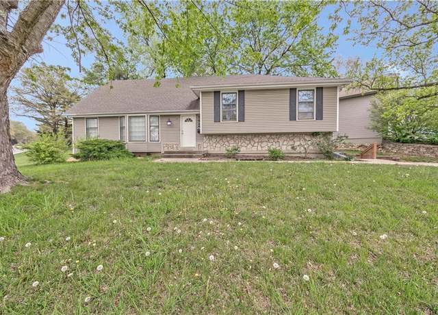 Property at 5428 W 102nd St, Overland Park, KS 66207, 4 beds, 3 baths