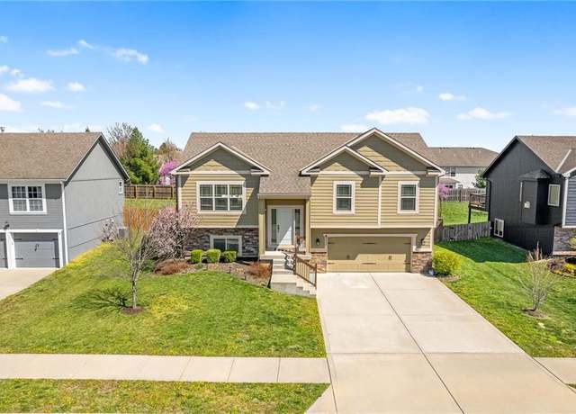 Property at 9024 SW 10th St, Blue Springs, MO 64064, 3 beds, 2.5 baths