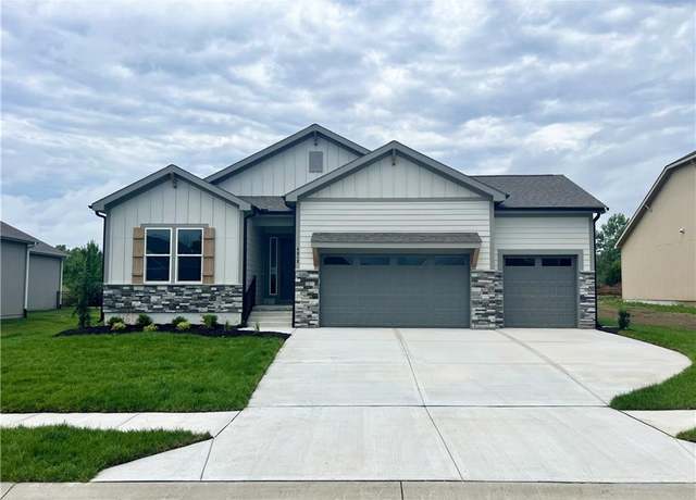 Property at 4612 SW Robinson Dr, Lee's Summit, MO 64083, 4 beds, 3.5 baths