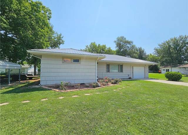Property at 120 N Walnut St, Garnett, KS 66032, 3 beds, 1.5 baths
