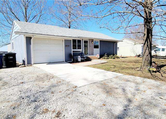 Property at 2926 Dodge Dr Dr, Iola, KS 66749, 4 beds, 2 baths