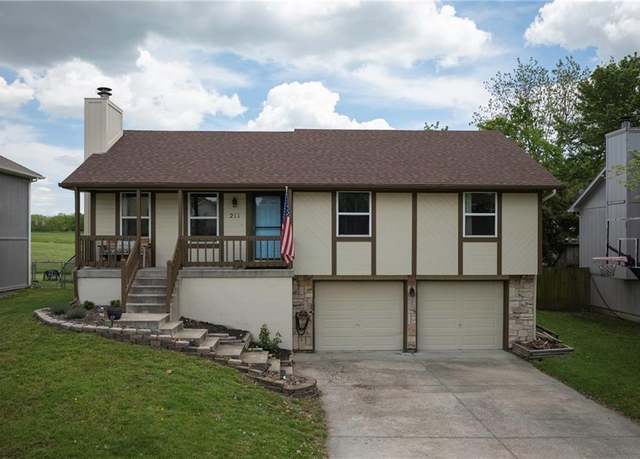 Property at 211 Parkway Dr, Warrensburg, MO 64093, 3 beds, 2.5 baths