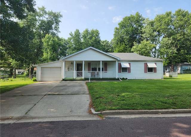 Property at 1608 Country Club Blvd, Sedalia, MO 65301, 3 beds, 1 bath