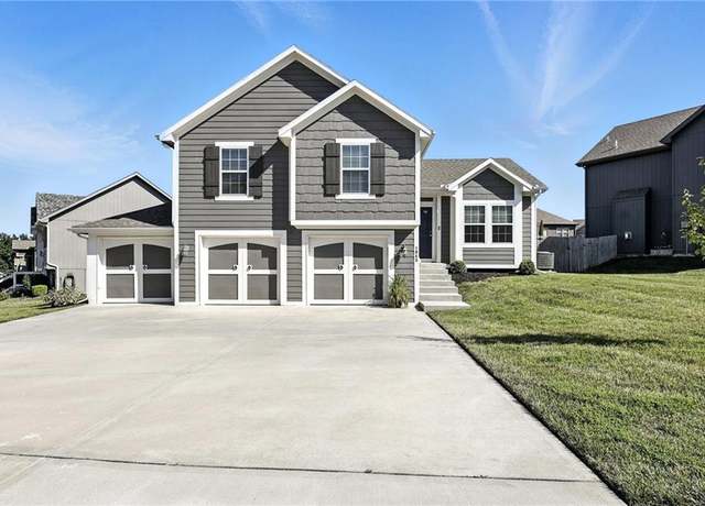 Property at 1043 E 14th St, Kearney, MO 64060, 3 beds, 2.5 baths