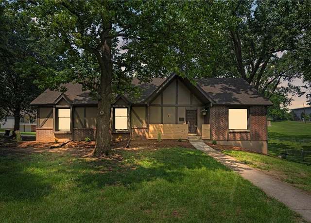 Property at 16 W Bridlespur Ter, Kansas City, MO 64114, 5 beds, 2.5 baths
