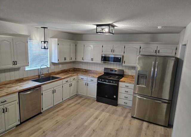 Property at 2100 Rock Creek Dr, Tonganoxie, KS 66086, 3 beds, 2.5 baths