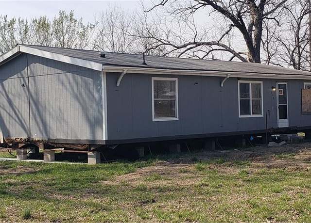 Property at 1304 S Ellis St, Coffeyville, KS 67337, 3 beds, 2 baths