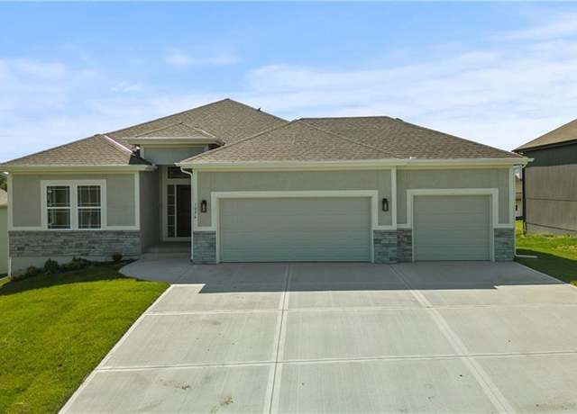 Property at 1015 Poplar Ln, Liberty, MO 64068, 4 beds, 3.5 baths