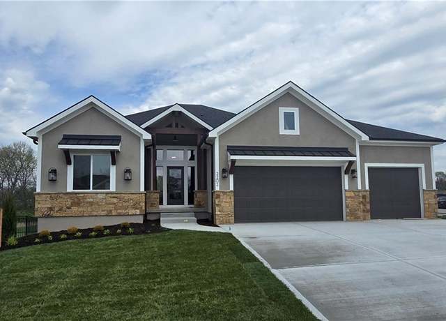 Property at 2202 SW Hook Farm Dr, Lee's Summit, MO 64082, 4 beds, 3 baths