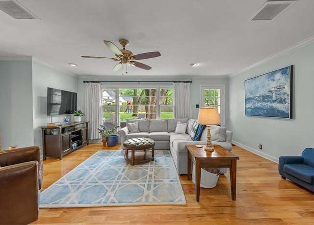 Property at 2819 W 89th St, Leawood, KS 66206, 4 beds, 3 baths
