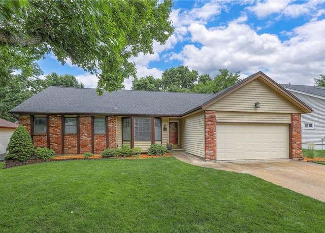 Property at 15005 W 94 St, Lenexa, KS 66215, 3 beds, 2 baths