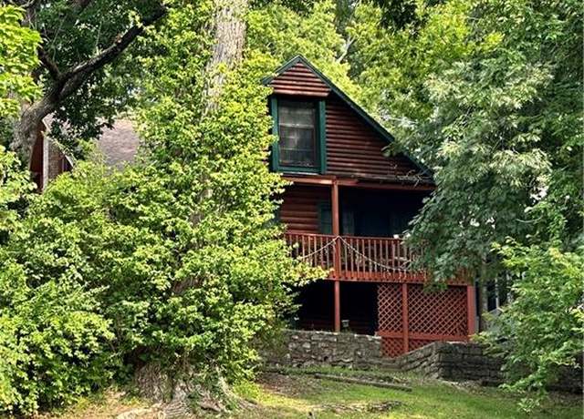 Property at 404 Lake Of The Forest Dr, Bonner Springs, KS 66012, 4 beds, 3 baths