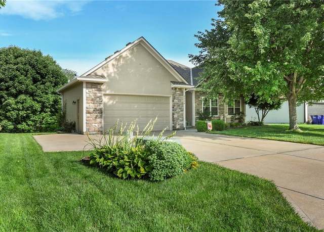 Property at 3204 Tiara Ln, Lee's Summit, MO 64082, 4 beds, 3 baths