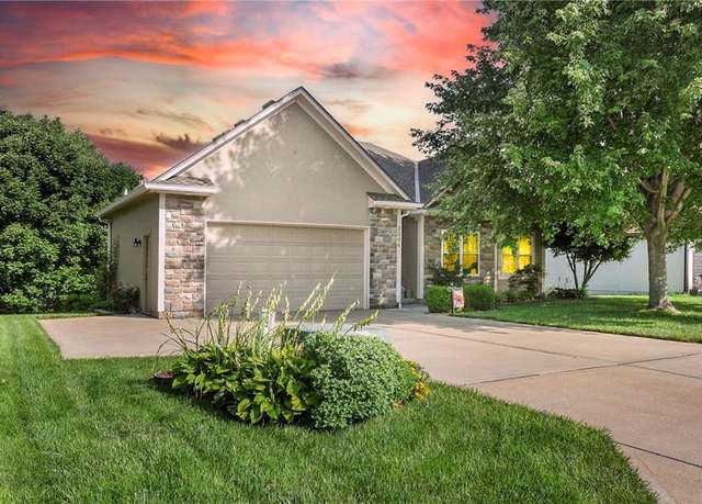 Property at 3204 Tiara Ln, Lee's Summit, MO 64082, 4 beds, 3 baths