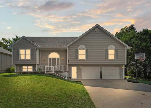 Property at 1609 Windsor Ln, Liberty, MO 64068, 4 beds, 3 baths