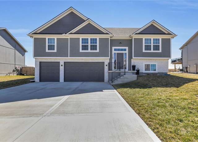 Property at 1105 NW 3rd St, Oak Grove, MO 64075, 4 beds, 3 baths