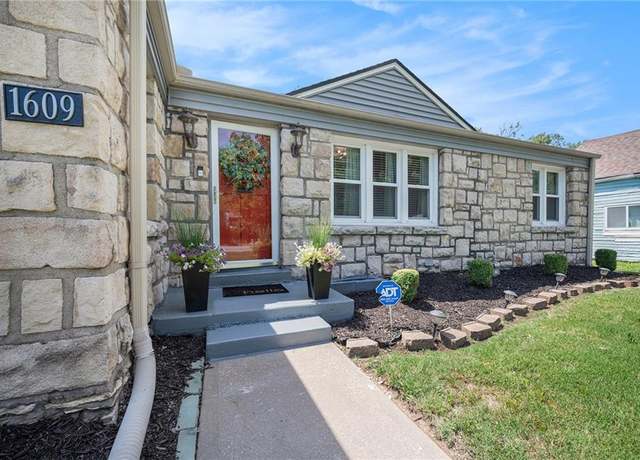 Property at 1609 E 75th St, Kansas City, MO 64131, 3 beds, 2 baths