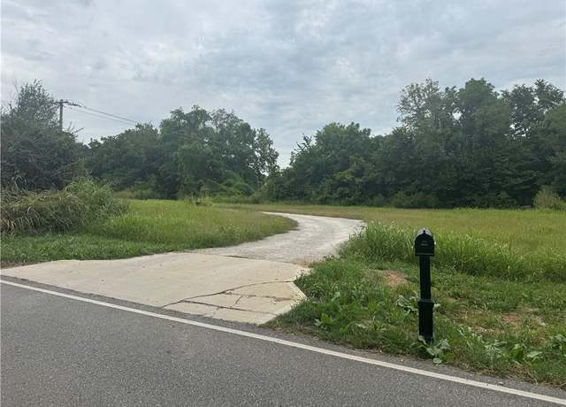Property at 21104 E Bundschu Rd, Independence, MO 64056