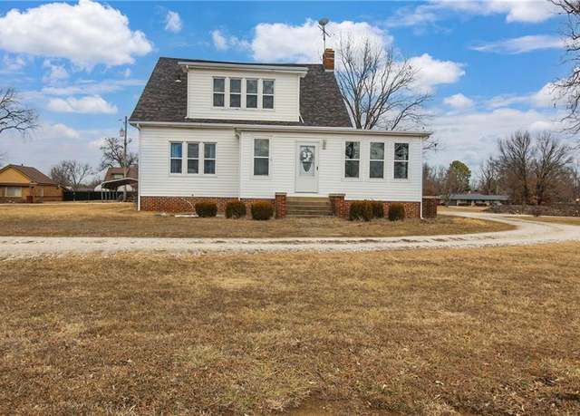 Property at 515 Main St, Parsons, KS 67357, 5 beds, 2.5 baths