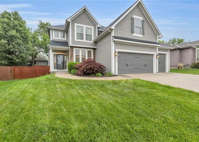 Property at 11478 S Lakecrest Dr, Olathe, KS 66061, 4 beds, 3 baths