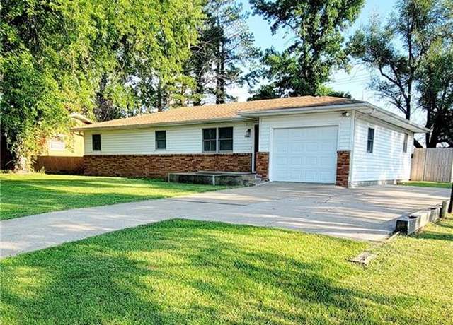 Property at 811 E Garfield St, Iola, KS 66749, 3 beds, 1.5 baths