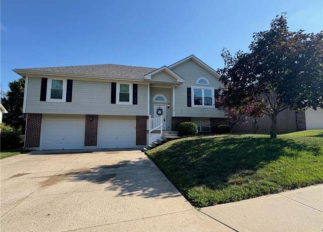 Property at 1720 SE Kenwood Dr, Blue Springs, MO 64014, 3 beds, 3 baths