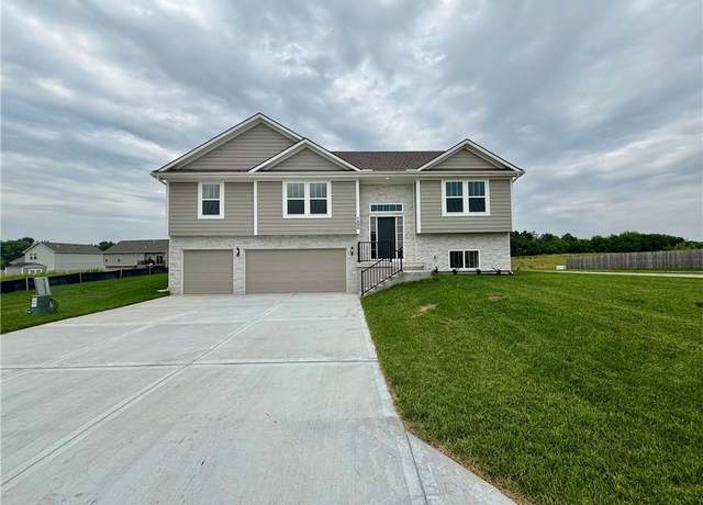 Property at 1200 NW 4th St, Oak Grove, MO 64075, 4 beds, 3 baths