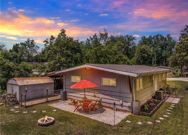 Property at 1112 Anderson St, Warrensburg, MO 64093, 3 beds, 1.5 baths