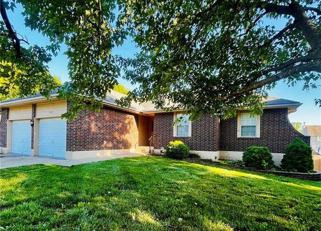 Property at 2104 NE Avanti Dr, Blue Springs, MO 64029, 3 beds, 2.5 baths