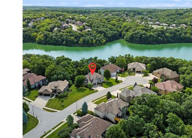 Property at 8190 Shoreline Dr, Parkville, MO 64152, 5 beds, 4.5 baths