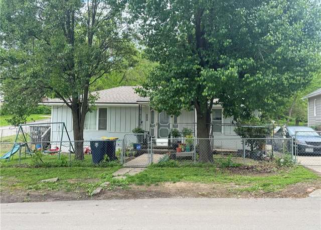 Property at 803 Beacon Ave, Kansas City, MO 64125, 3 beds, 1.5 baths