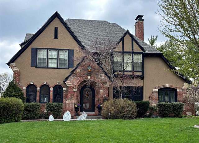 Property at 1059 N Noyes Blvd, St Joseph, MO 64506, 4 beds, 3.5 baths