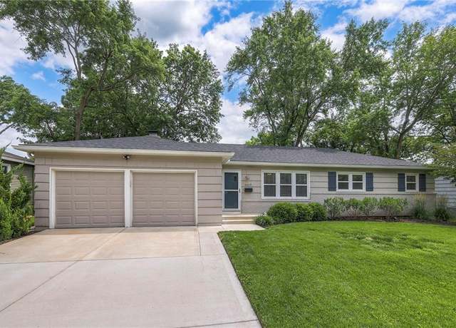 Property at 5917 W 101st Ter, Overland Park, KS 66207, 4 beds, 3 baths