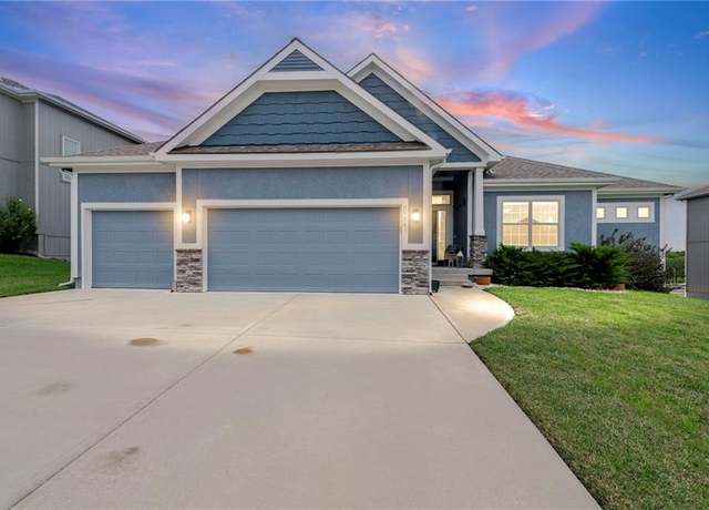 Property at 5227 NE 91st St, Kansas City, MO 64156, 4 beds, 3 baths