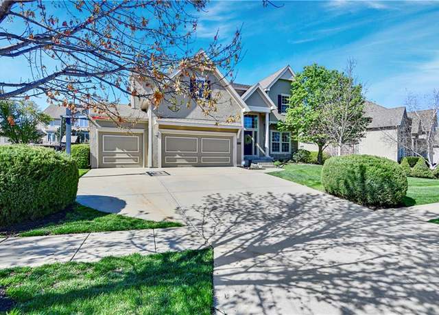 Property at 13284 High Dr, Leawood, KS 66209, 5 beds, 4 baths