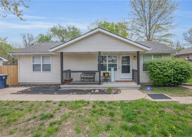 Property at 5821 NE Vivion Rd, Kansas City, MO 64119, 3 beds, 2 baths